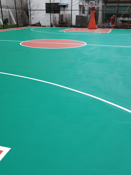 沙雅 球场长期使用易出现地面开裂